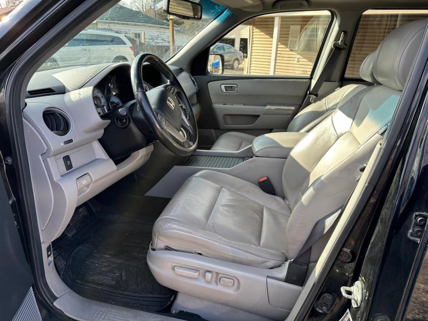 2010 BLACK HONDA PILOT EXL (5FNYF4H58AB) with an 3.5L engine, Automatic transmission, located at 1708 Broadway, Rockford, IL, 61104, (815) 397-5010, 42.252522, -89.069359 - Photo#10