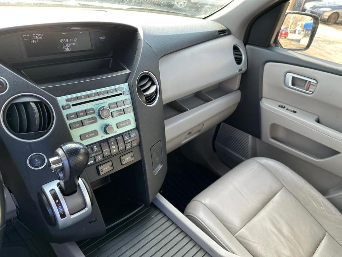 2010 BLACK HONDA PILOT EXL (5FNYF4H58AB) with an 3.5L engine, Automatic transmission, located at 1708 Broadway, Rockford, IL, 61104, (815) 397-5010, 42.252522, -89.069359 - Photo#11