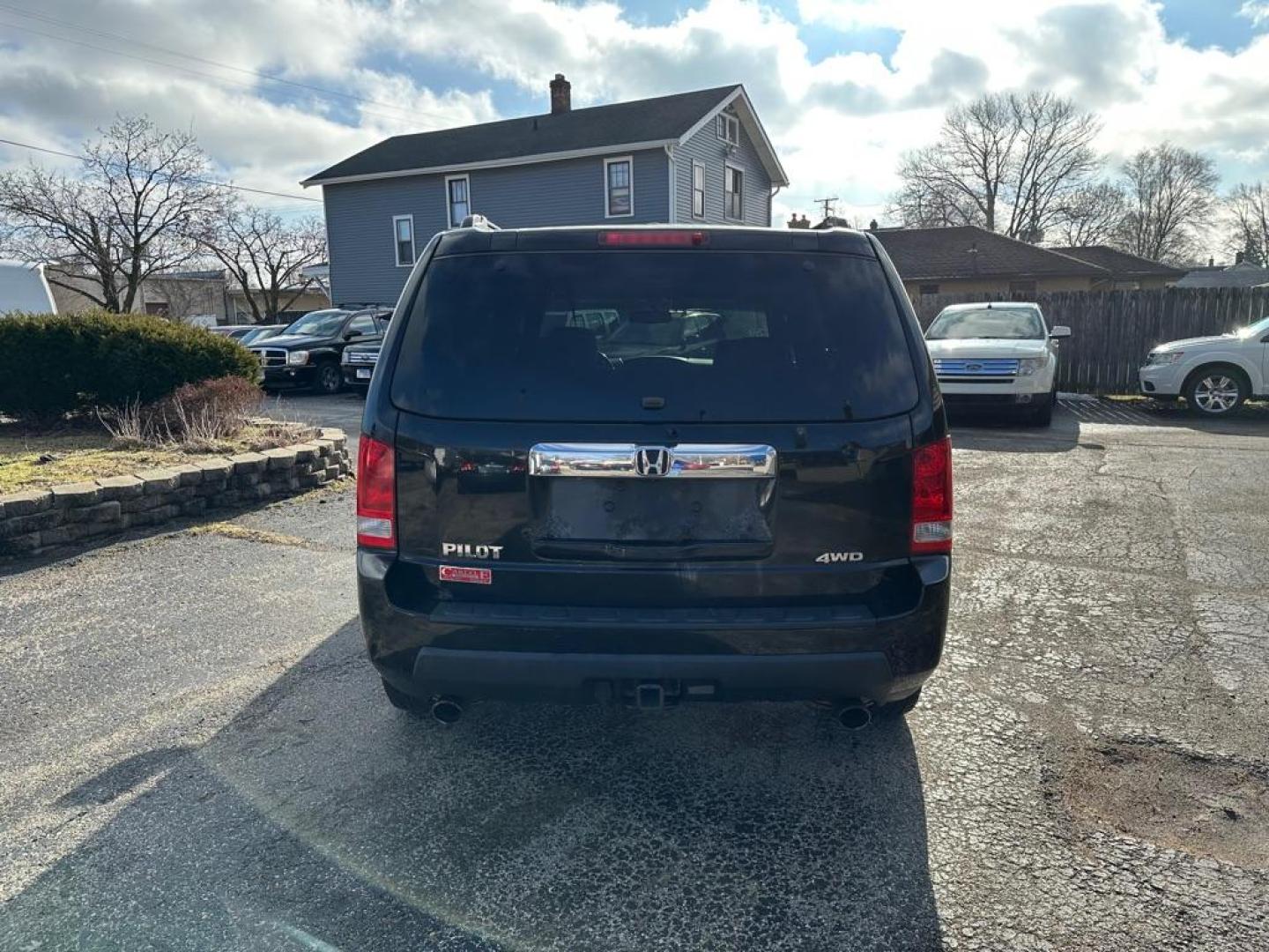 2010 BLACK HONDA PILOT EXL (5FNYF4H58AB) with an 3.5L engine, Automatic transmission, located at 1708 Broadway, Rockford, IL, 61104, (815) 397-5010, 42.252522, -89.069359 - Photo#4