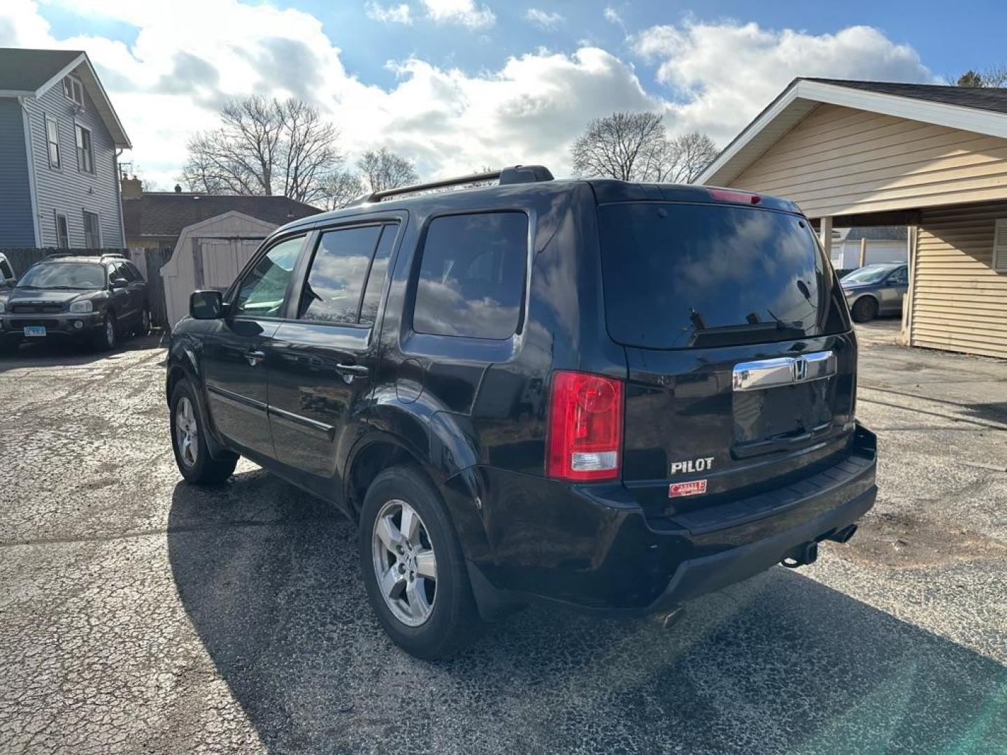 2010 BLACK HONDA PILOT EXL (5FNYF4H58AB) with an 3.5L engine, Automatic transmission, located at 1708 Broadway, Rockford, IL, 61104, (815) 397-5010, 42.252522, -89.069359 - Photo#5