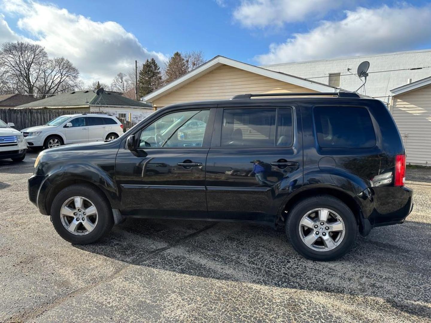 2010 BLACK HONDA PILOT EXL (5FNYF4H58AB) with an 3.5L engine, Automatic transmission, located at 1708 Broadway, Rockford, IL, 61104, (815) 397-5010, 42.252522, -89.069359 - Photo#6