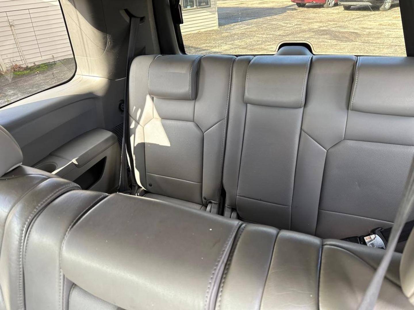 2010 BLACK HONDA PILOT EXL (5FNYF4H58AB) with an 3.5L engine, Automatic transmission, located at 1708 Broadway, Rockford, IL, 61104, (815) 397-5010, 42.252522, -89.069359 - Photo#8
