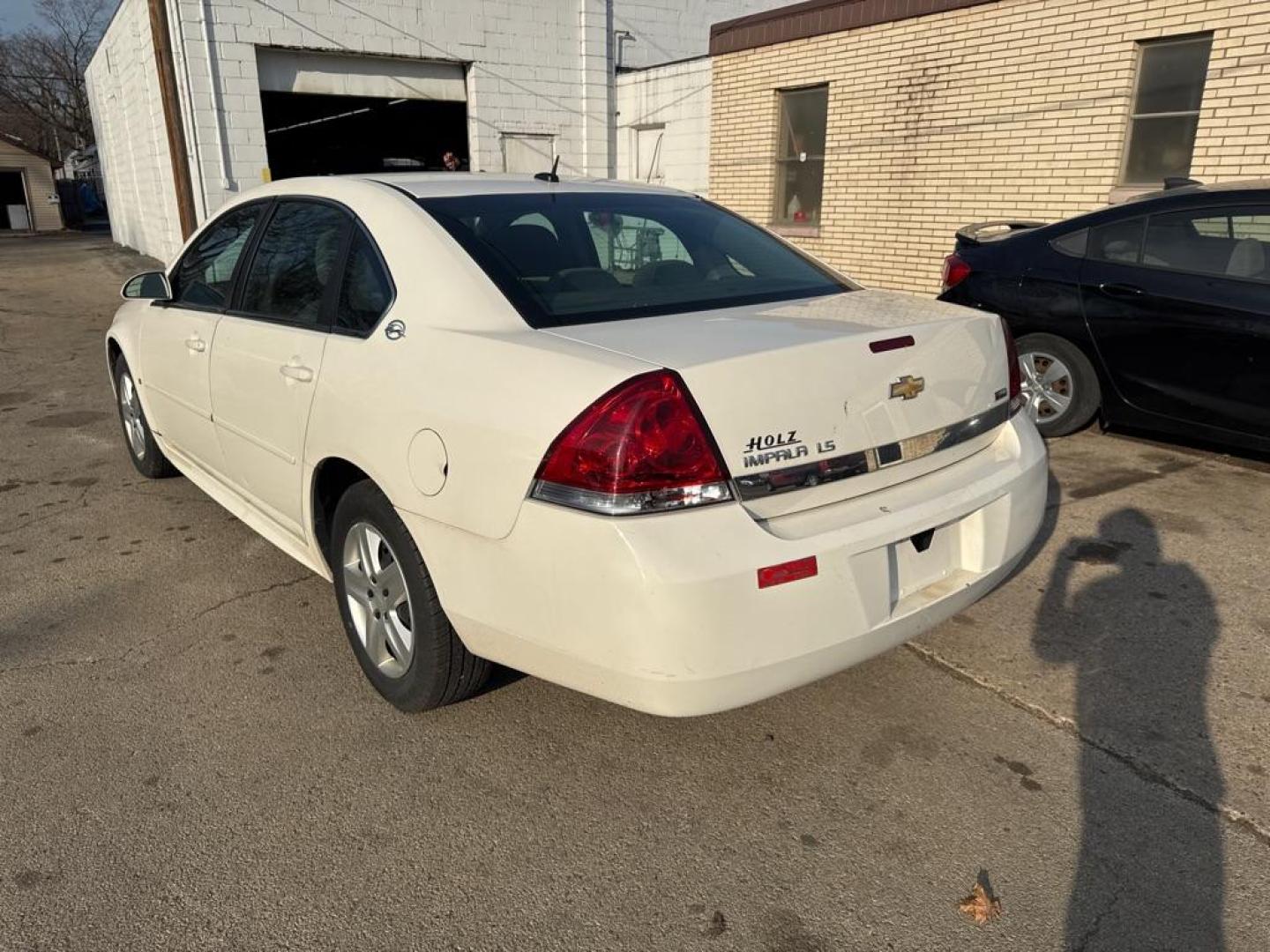2009 WHITE CHEVROLET IMPALA LS (2G1WB57KX91) with an 3.5L engine, Automatic transmission, located at 1708 Broadway, Rockford, IL, 61104, (815) 397-5010, 42.252522, -89.069359 - Photo#3
