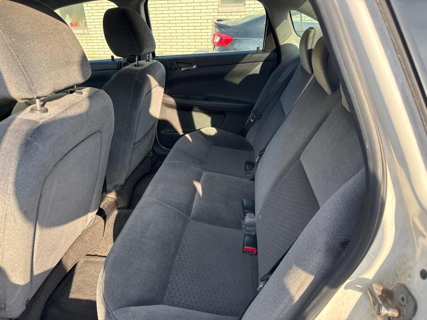 2009 WHITE CHEVROLET IMPALA LS (2G1WB57KX91) with an 3.5L engine, Automatic transmission, located at 1708 Broadway, Rockford, IL, 61104, (815) 397-5010, 42.252522, -89.069359 - Photo#4