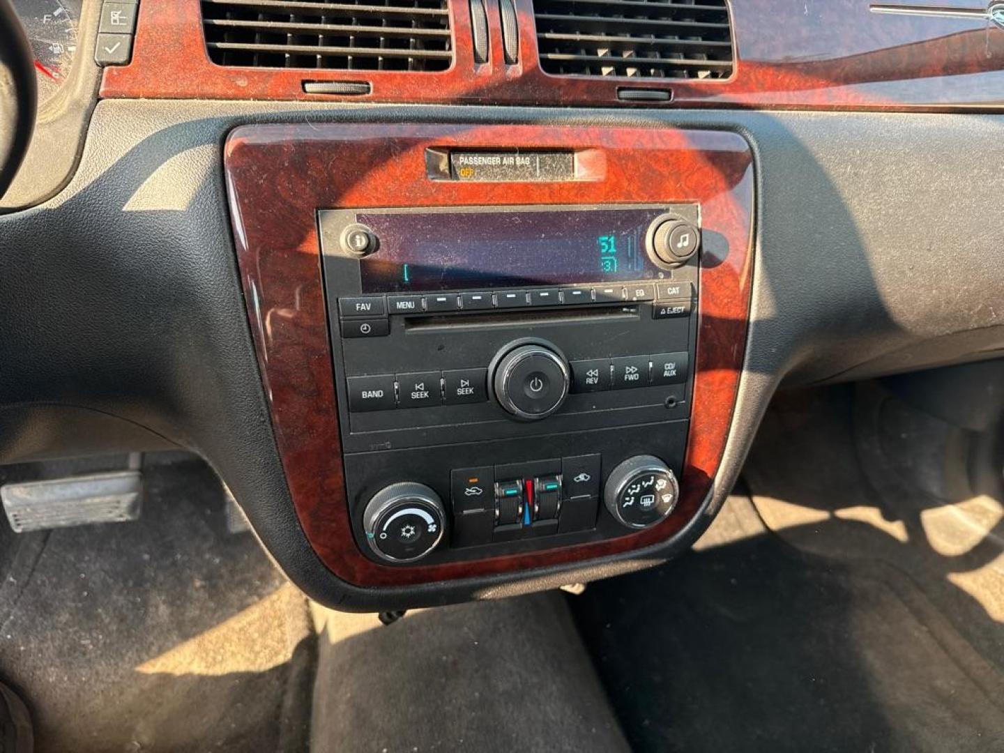 2009 WHITE CHEVROLET IMPALA LS (2G1WB57KX91) with an 3.5L engine, Automatic transmission, located at 1708 Broadway, Rockford, IL, 61104, (815) 397-5010, 42.252522, -89.069359 - Photo#6