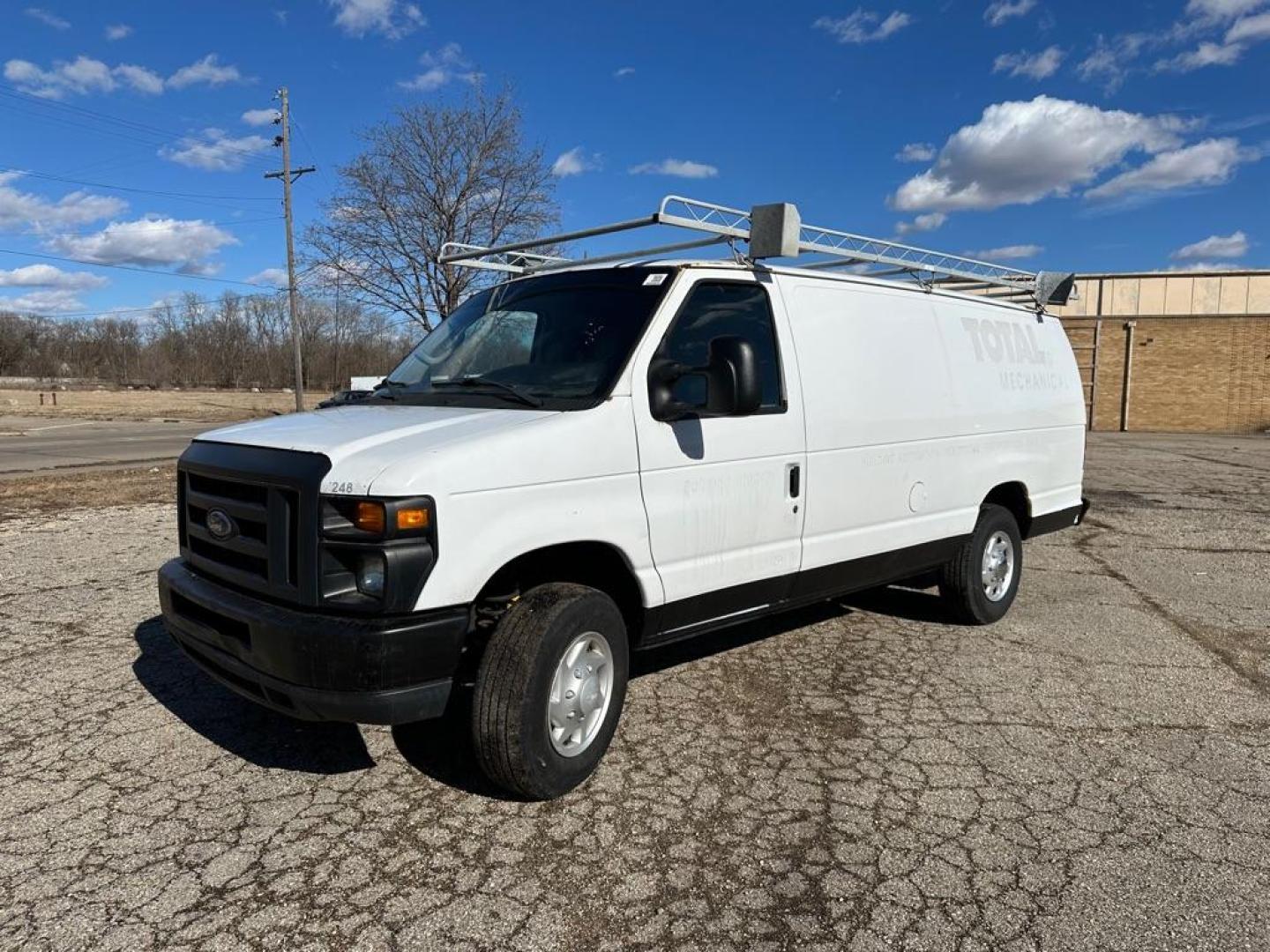 2013 WHITE FORD ECONOLINE E350 SUPER DUTY VAN (1FTSS3EL5DD) with an 5.4L engine, Automatic transmission, located at 1708 Broadway, Rockford, IL, 61104, (815) 397-5010, 42.252522, -89.069359 - Photo#0