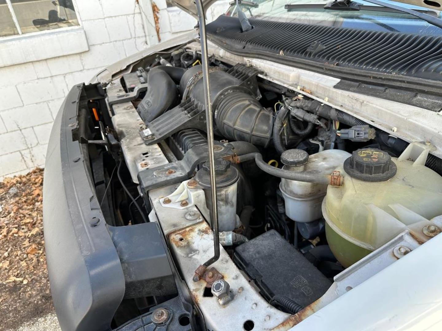 2013 WHITE FORD ECONOLINE E350 SUPER DUTY VAN (1FTSS3EL5DD) with an 5.4L engine, Automatic transmission, located at 1708 Broadway, Rockford, IL, 61104, (815) 397-5010, 42.252522, -89.069359 - Photo#17