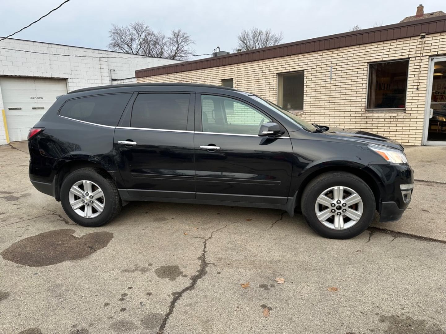 2013 BLACK CHEVROLET TRAVERSE LT (1GNKVGKD1DJ) with an 3.6L engine, Automatic transmission, located at 1708 Broadway, Rockford, IL, 61104, (815) 397-5010, 42.252522, -89.069359- Photo#3