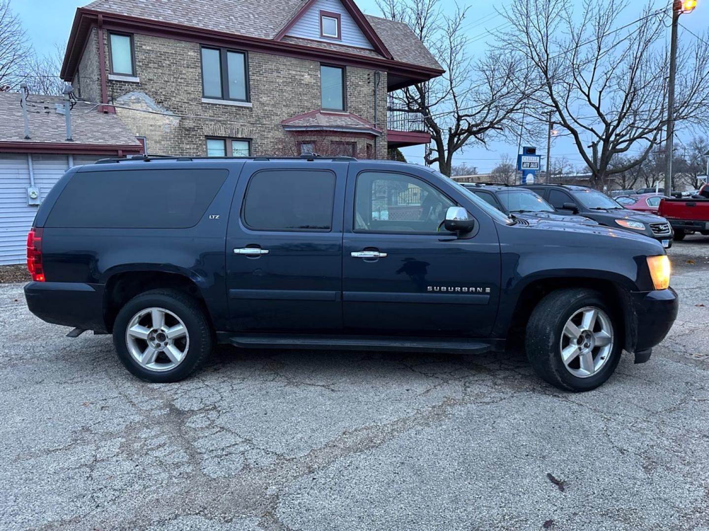 2007 BLUE CHEVROLET SUBURBAN 1500 (1GNFK163X7J) with an 5.3L engine, Automatic transmission, located at 1708 Broadway, Rockford, IL, 61104, (815) 397-5010, 42.252522, -89.069359- Photo#3