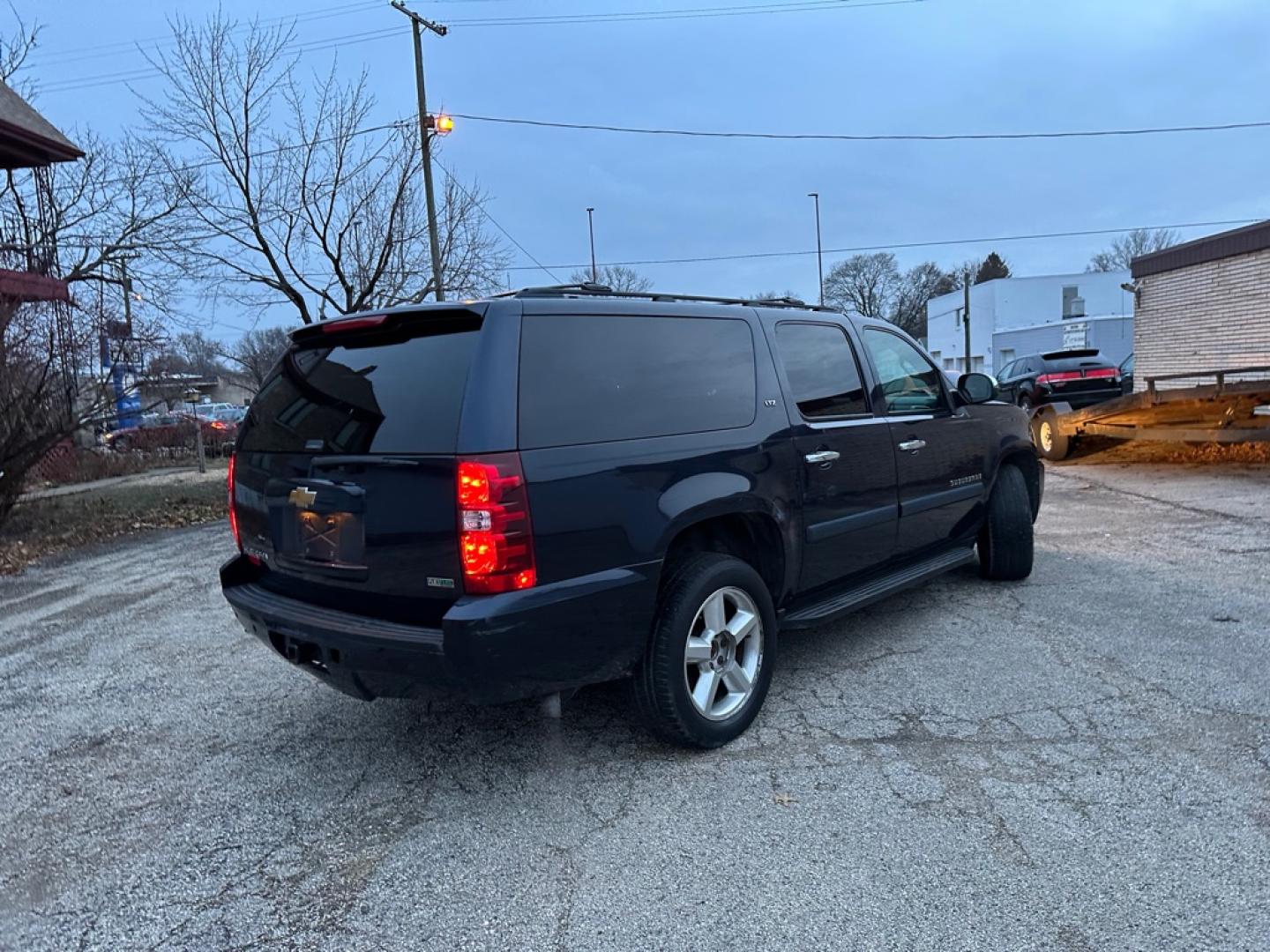2007 BLUE CHEVROLET SUBURBAN 1500 (1GNFK163X7J) with an 5.3L engine, Automatic transmission, located at 1708 Broadway, Rockford, IL, 61104, (815) 397-5010, 42.252522, -89.069359- Photo#4