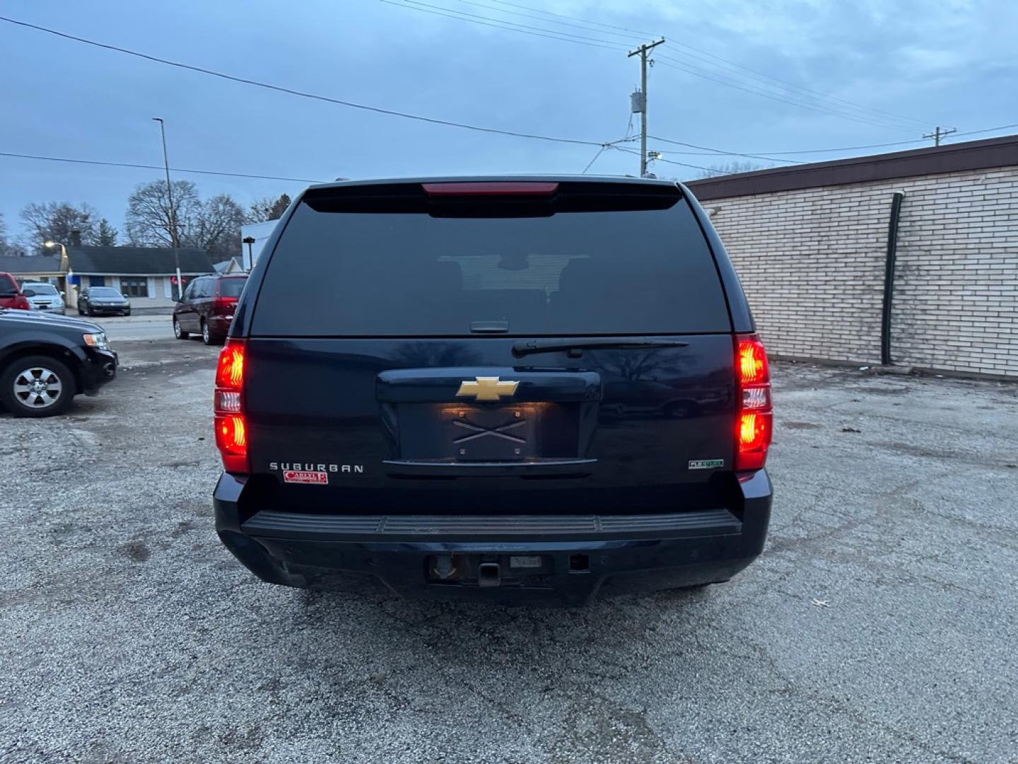 2007 BLUE CHEVROLET SUBURBAN 1500 (1GNFK163X7J) with an 5.3L engine, Automatic transmission, located at 1708 Broadway, Rockford, IL, 61104, (815) 397-5010, 42.252522, -89.069359- Photo#5