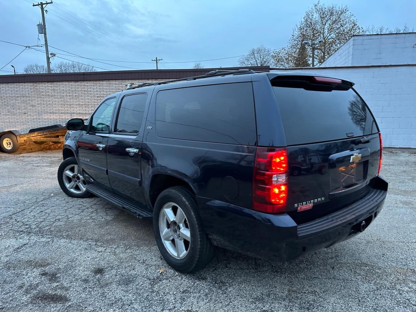 2007 BLUE CHEVROLET SUBURBAN 1500 (1GNFK163X7J) with an 5.3L engine, Automatic transmission, located at 1708 Broadway, Rockford, IL, 61104, (815) 397-5010, 42.252522, -89.069359- Photo#6