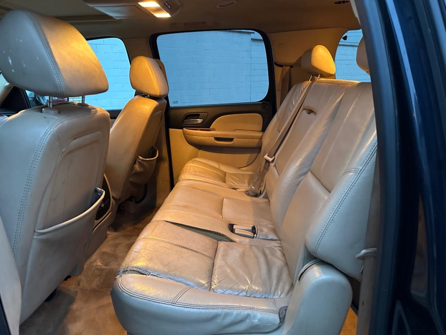 2007 BLUE CHEVROLET SUBURBAN 1500 (1GNFK163X7J) with an 5.3L engine, Automatic transmission, located at 1708 Broadway, Rockford, IL, 61104, (815) 397-5010, 42.252522, -89.069359- Photo#7
