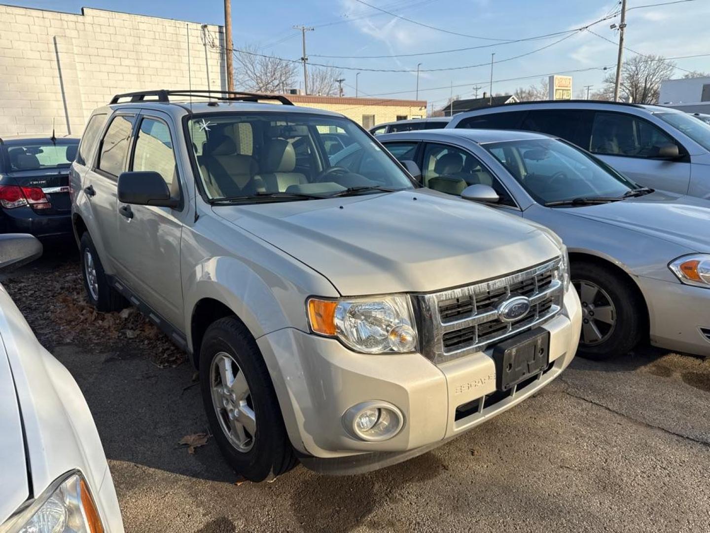 2009 WHITE FORD ESCAPE XLT (1FMCU93799K) with an 2.5L engine, Automatic transmission, located at 1708 Broadway, Rockford, IL, 61104, (815) 397-5010, 42.252522, -89.069359 - Photo#1