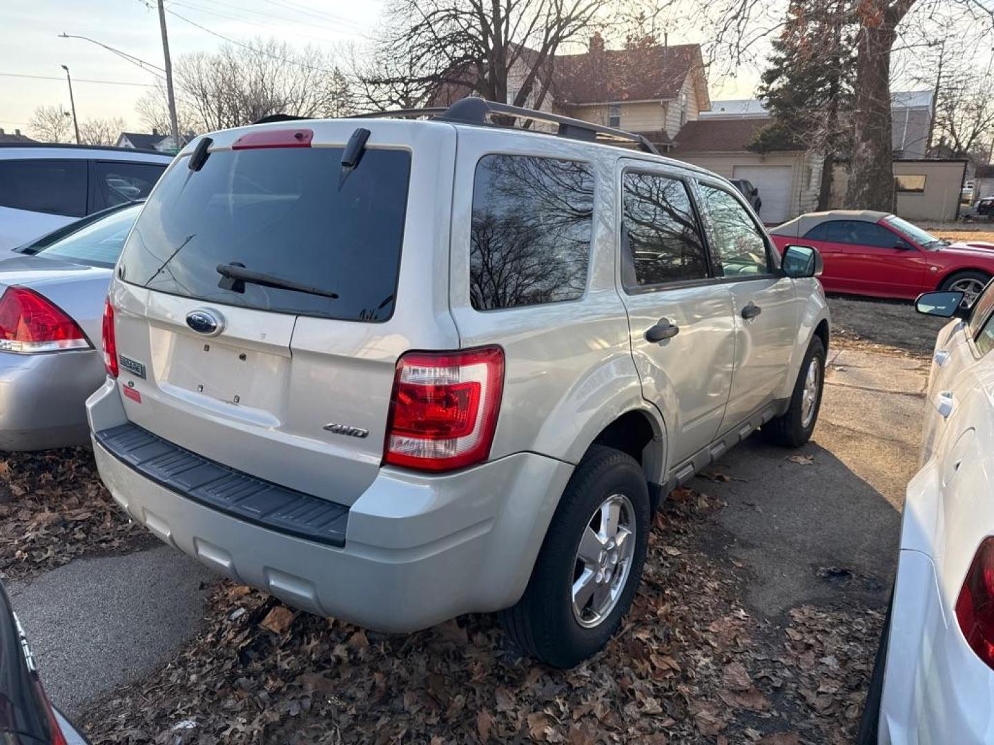 2009 WHITE FORD ESCAPE XLT (1FMCU93799K) with an 2.5L engine, Automatic transmission, located at 1708 Broadway, Rockford, IL, 61104, (815) 397-5010, 42.252522, -89.069359 - Photo#2