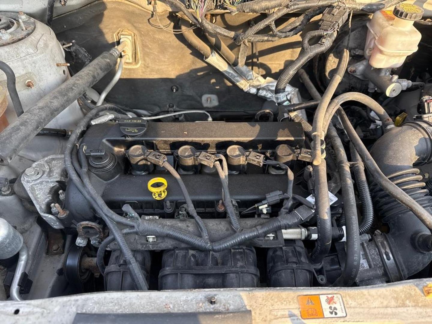2009 WHITE FORD ESCAPE XLT (1FMCU93799K) with an 2.5L engine, Automatic transmission, located at 1708 Broadway, Rockford, IL, 61104, (815) 397-5010, 42.252522, -89.069359 - Photo#6