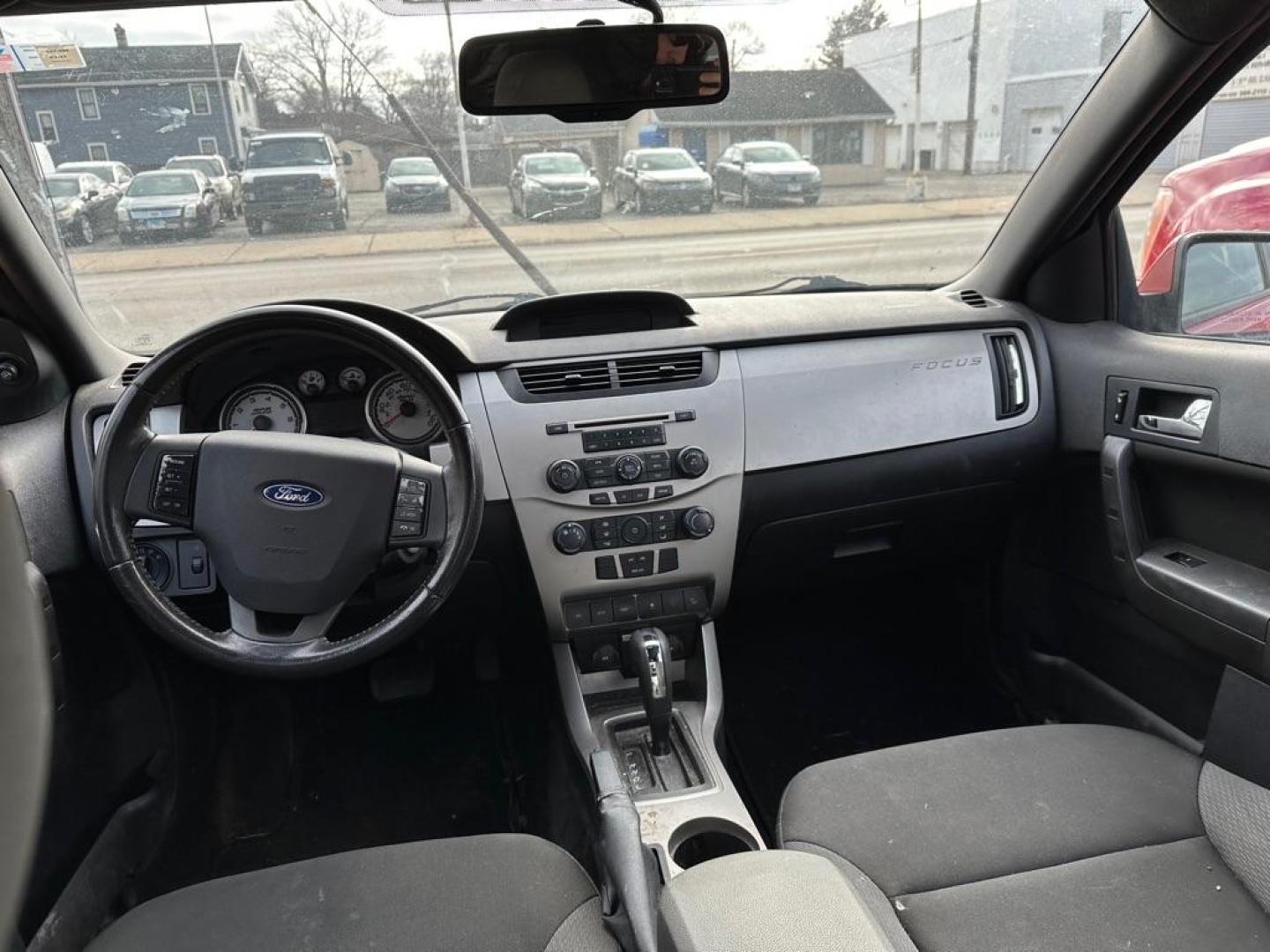2009 RED FORD FOCUS SES (1FAHP36N59W) with an 2.0L engine, Automatic transmission, located at 1708 Broadway, Rockford, IL, 61104, (815) 397-5010, 42.252522, -89.069359 - Photo#5
