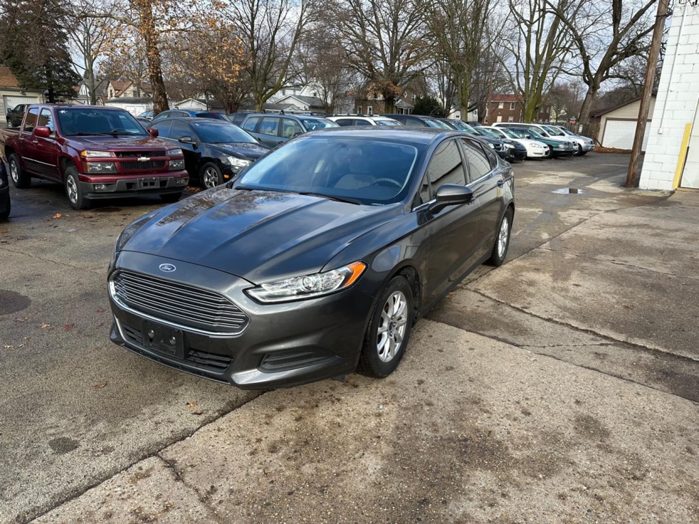 2015 GRAY FORD FUSION S (3FA6P0G75FR) with an 2.5L engine, Automatic transmission, located at 1708 Broadway, Rockford, IL, 61104, (815) 397-5010, 42.252522, -89.069359- Photo#0