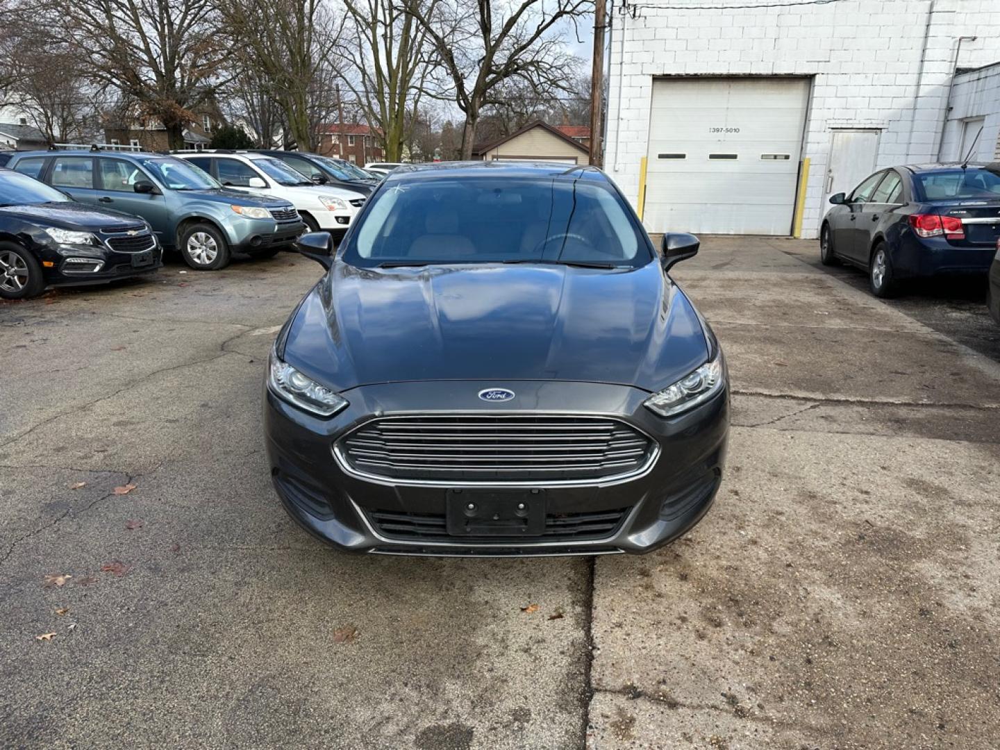 2015 GRAY FORD FUSION S (3FA6P0G75FR) with an 2.5L engine, Automatic transmission, located at 1708 Broadway, Rockford, IL, 61104, (815) 397-5010, 42.252522, -89.069359- Photo#1