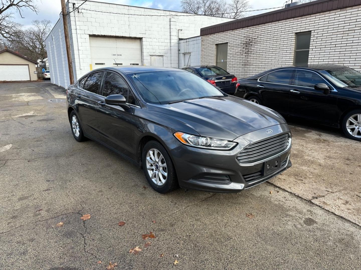 2015 GRAY FORD FUSION S (3FA6P0G75FR) with an 2.5L engine, Automatic transmission, located at 1708 Broadway, Rockford, IL, 61104, (815) 397-5010, 42.252522, -89.069359- Photo#2