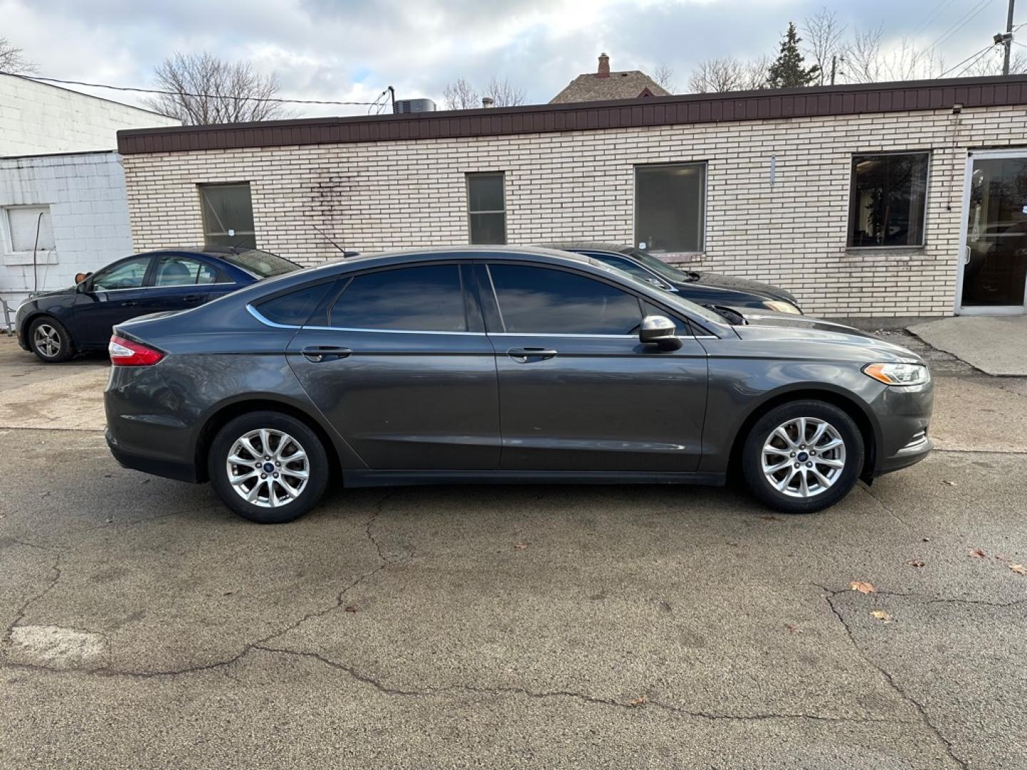 2015 GRAY FORD FUSION S (3FA6P0G75FR) with an 2.5L engine, Automatic transmission, located at 1708 Broadway, Rockford, IL, 61104, (815) 397-5010, 42.252522, -89.069359- Photo#3