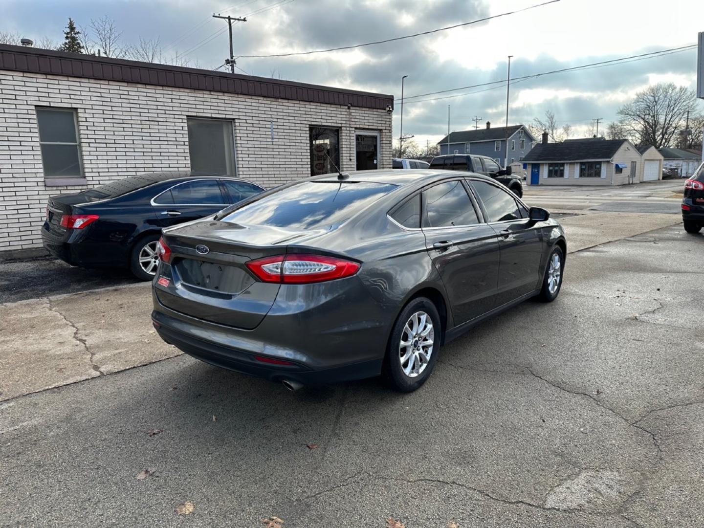 2015 GRAY FORD FUSION S (3FA6P0G75FR) with an 2.5L engine, Automatic transmission, located at 1708 Broadway, Rockford, IL, 61104, (815) 397-5010, 42.252522, -89.069359- Photo#4