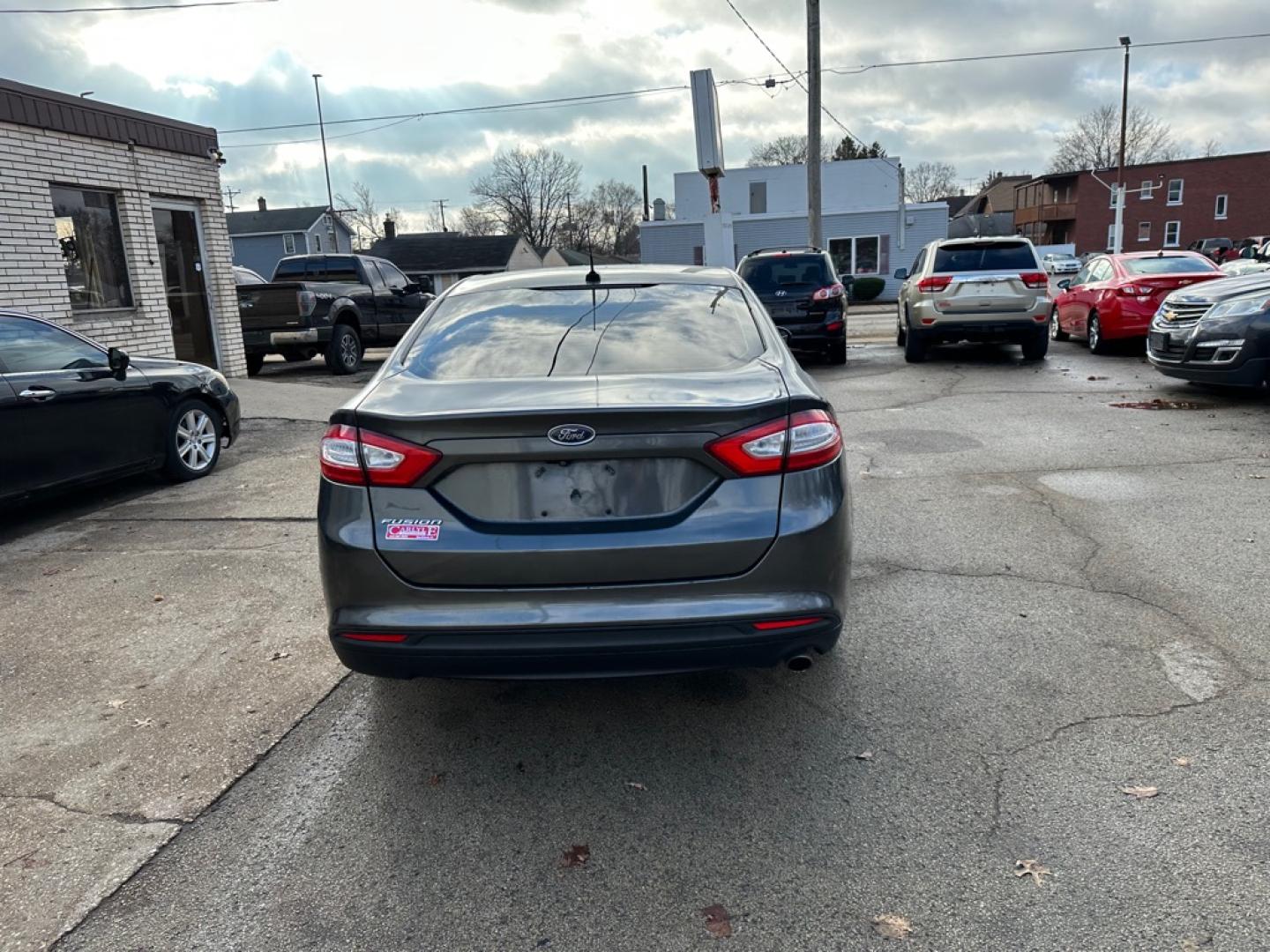 2015 GRAY FORD FUSION S (3FA6P0G75FR) with an 2.5L engine, Automatic transmission, located at 1708 Broadway, Rockford, IL, 61104, (815) 397-5010, 42.252522, -89.069359- Photo#5