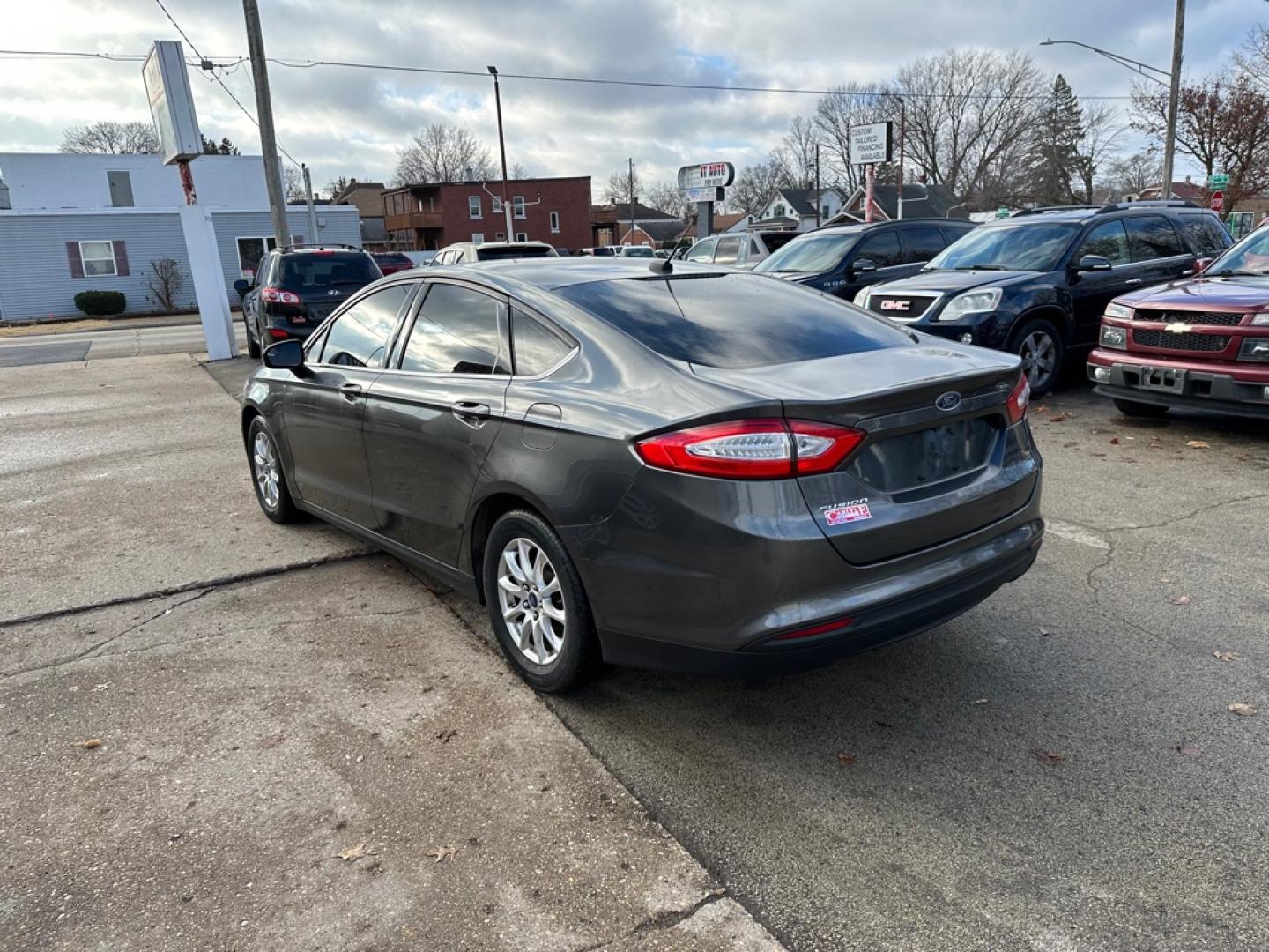 2015 GRAY FORD FUSION S (3FA6P0G75FR) with an 2.5L engine, Automatic transmission, located at 1708 Broadway, Rockford, IL, 61104, (815) 397-5010, 42.252522, -89.069359- Photo#6