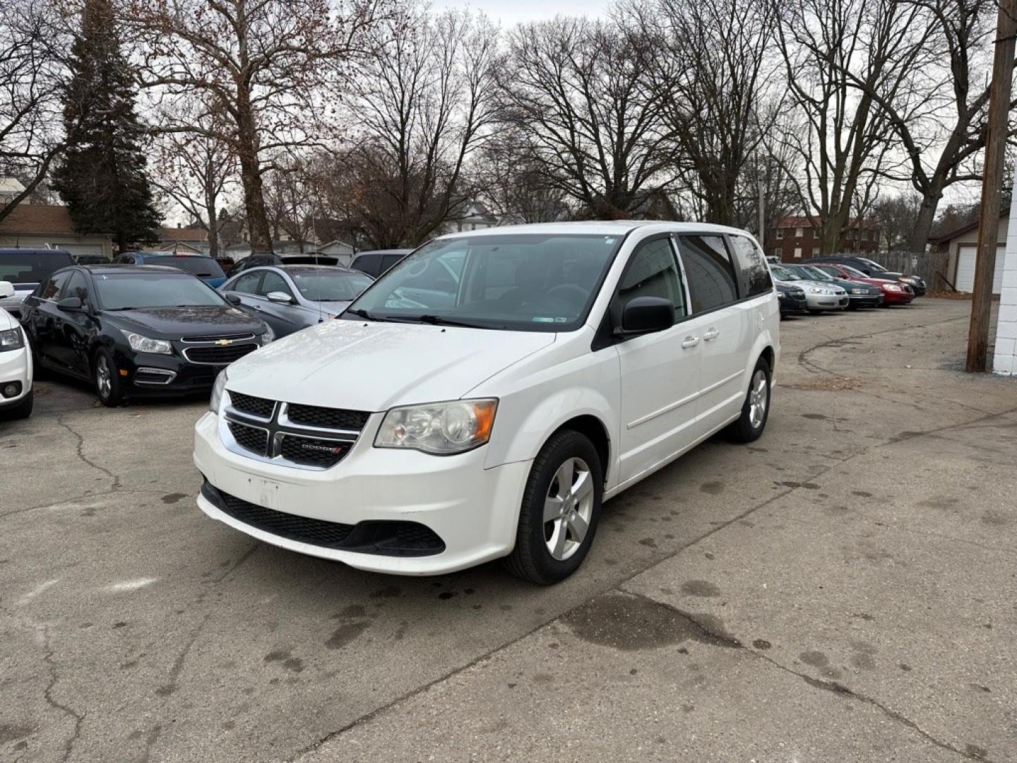 2013 WHITE DODGE GRAND CARAVAN SE (2C4RDGBGXDR) with an 3.6L engine, Automatic transmission, located at 1708 Broadway, Rockford, IL, 61104, (815) 397-5010, 42.252522, -89.069359- Photo#0