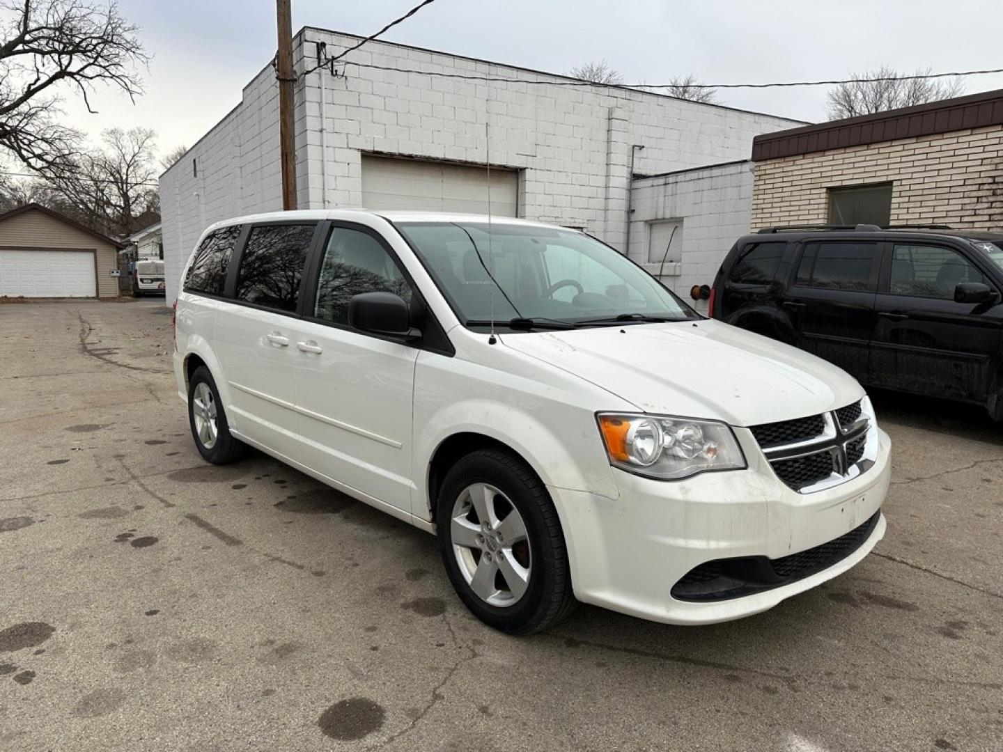 2013 WHITE DODGE GRAND CARAVAN SE (2C4RDGBGXDR) with an 3.6L engine, Automatic transmission, located at 1708 Broadway, Rockford, IL, 61104, (815) 397-5010, 42.252522, -89.069359- Photo#1