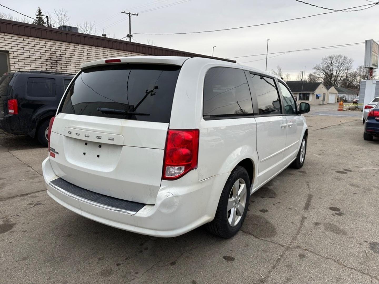 2013 WHITE DODGE GRAND CARAVAN SE (2C4RDGBGXDR) with an 3.6L engine, Automatic transmission, located at 1708 Broadway, Rockford, IL, 61104, (815) 397-5010, 42.252522, -89.069359- Photo#2