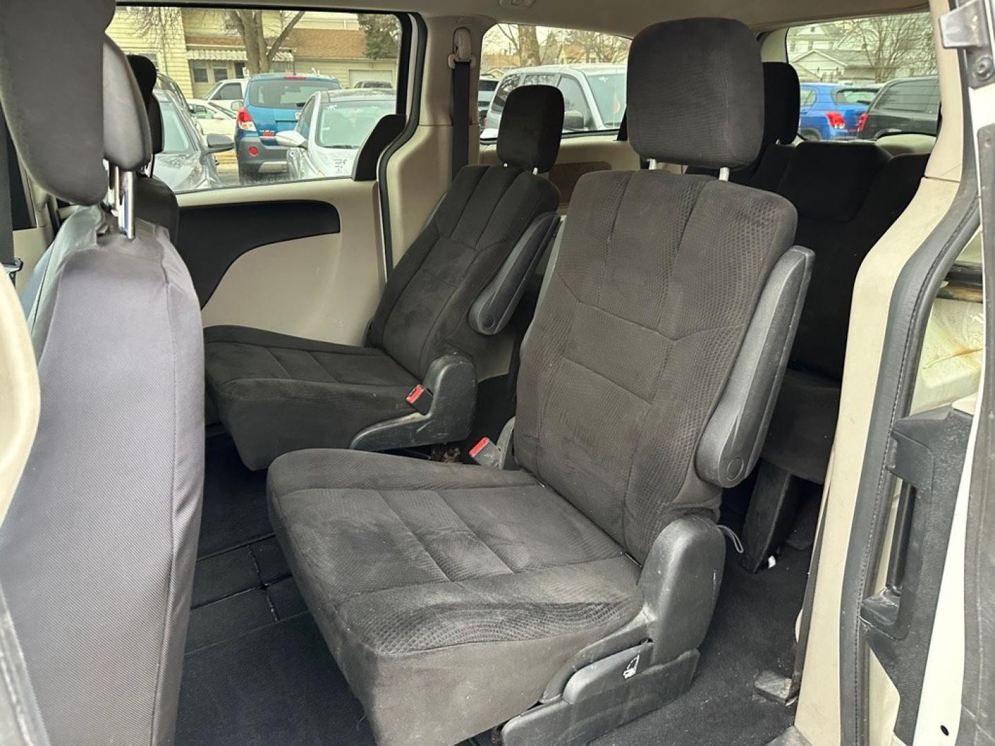 2013 WHITE DODGE GRAND CARAVAN SE (2C4RDGBGXDR) with an 3.6L engine, Automatic transmission, located at 1708 Broadway, Rockford, IL, 61104, (815) 397-5010, 42.252522, -89.069359- Photo#4