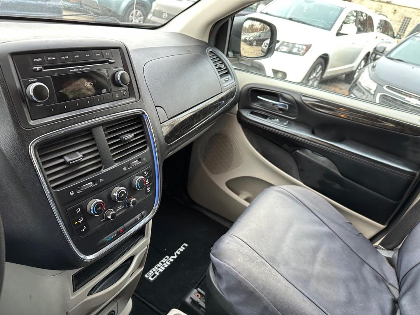 2013 WHITE DODGE GRAND CARAVAN SE (2C4RDGBGXDR) with an 3.6L engine, Automatic transmission, located at 1708 Broadway, Rockford, IL, 61104, (815) 397-5010, 42.252522, -89.069359- Photo#8