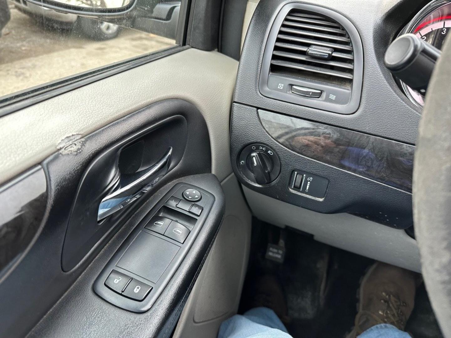 2013 WHITE DODGE GRAND CARAVAN SE (2C4RDGBGXDR) with an 3.6L engine, Automatic transmission, located at 1708 Broadway, Rockford, IL, 61104, (815) 397-5010, 42.252522, -89.069359- Photo#10
