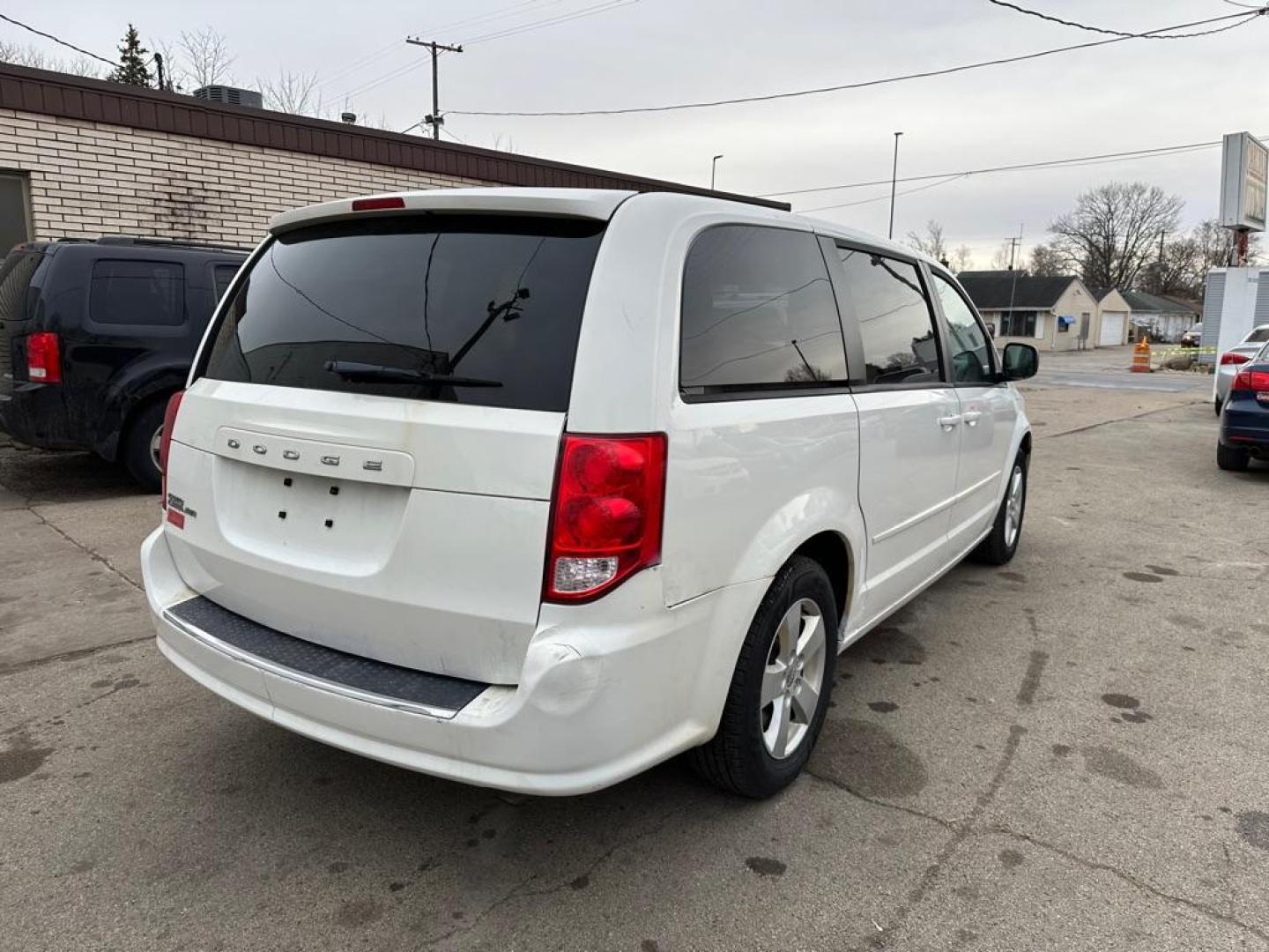 2013 WHITE DODGE GRAND CARAVAN SE (2C4RDGBGXDR) with an 3.6L engine, Automatic transmission, located at 1708 Broadway, Rockford, IL, 61104, (815) 397-5010, 42.252522, -89.069359 - Photo#2