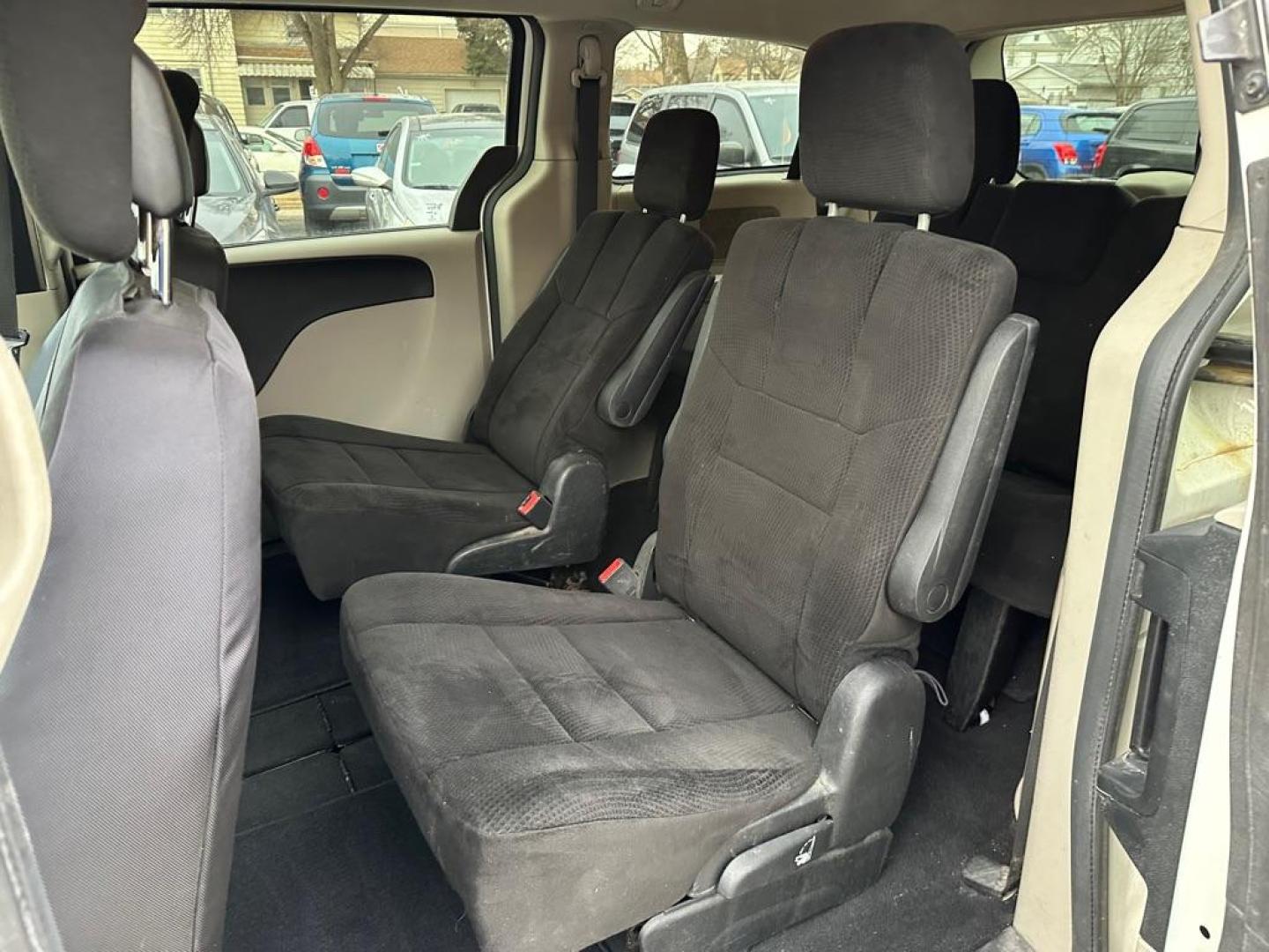2013 WHITE DODGE GRAND CARAVAN SE (2C4RDGBGXDR) with an 3.6L engine, Automatic transmission, located at 1708 Broadway, Rockford, IL, 61104, (815) 397-5010, 42.252522, -89.069359 - Photo#4