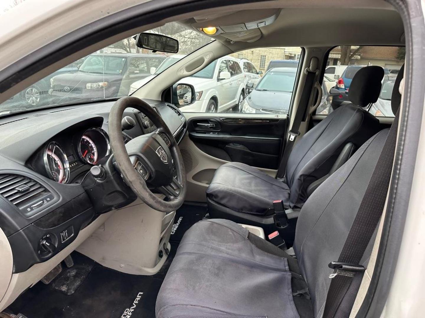 2013 WHITE DODGE GRAND CARAVAN SE (2C4RDGBGXDR) with an 3.6L engine, Automatic transmission, located at 1708 Broadway, Rockford, IL, 61104, (815) 397-5010, 42.252522, -89.069359 - Photo#7