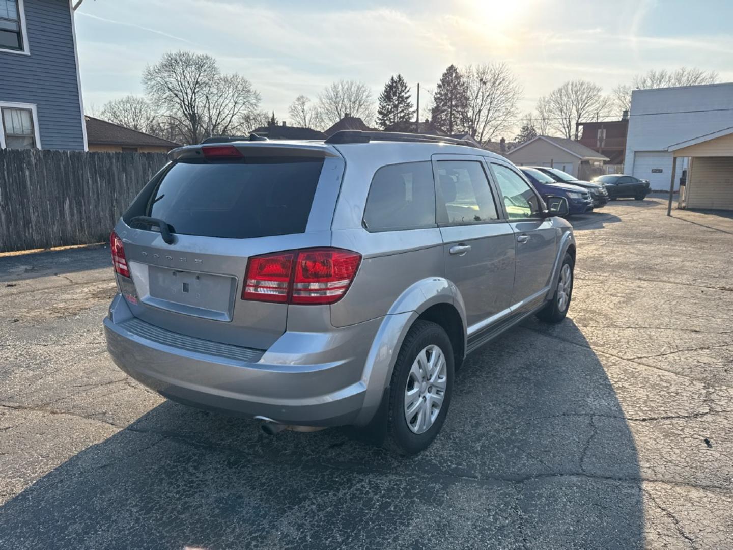 2018 GRAY DODGE JOURNEY SE (3C4PDCAB7JT) with an 2.4L engine, Automatic transmission, located at 1708 Broadway, Rockford, IL, 61104, (815) 397-5010, 42.252522, -89.069359- Photo#2