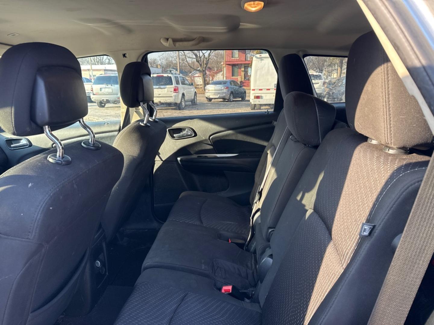 2018 GRAY DODGE JOURNEY SE (3C4PDCAB7JT) with an 2.4L engine, Automatic transmission, located at 1708 Broadway, Rockford, IL, 61104, (815) 397-5010, 42.252522, -89.069359- Photo#5