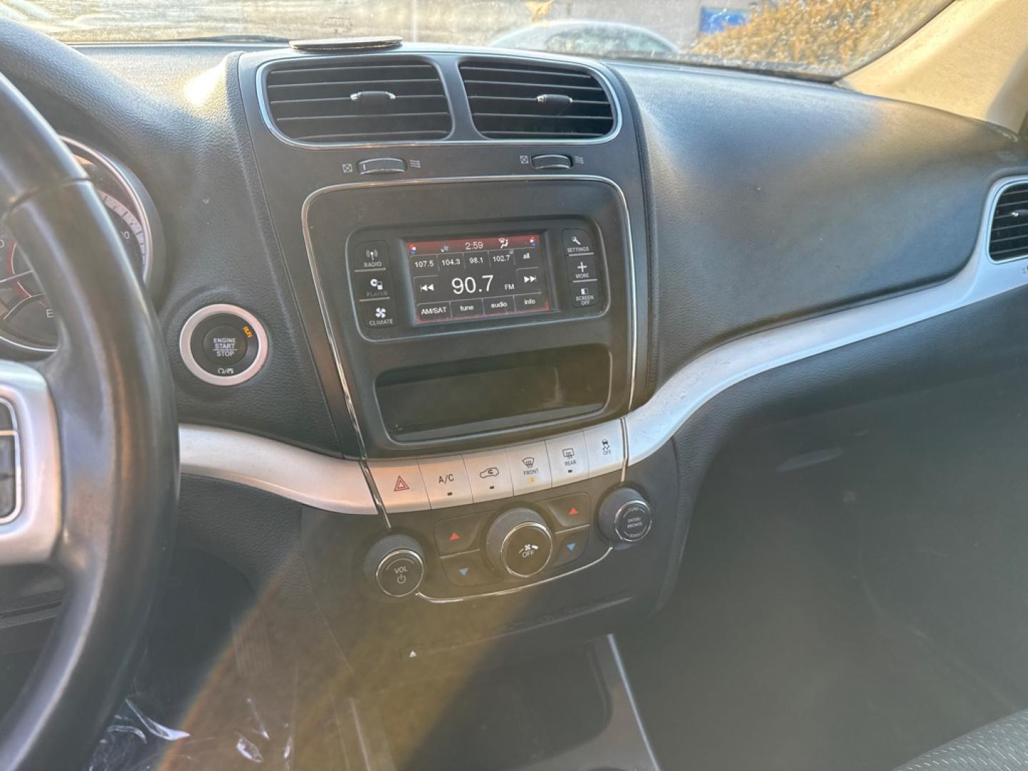 2018 GRAY DODGE JOURNEY SE (3C4PDCAB7JT) with an 2.4L engine, Automatic transmission, located at 1708 Broadway, Rockford, IL, 61104, (815) 397-5010, 42.252522, -89.069359- Photo#7