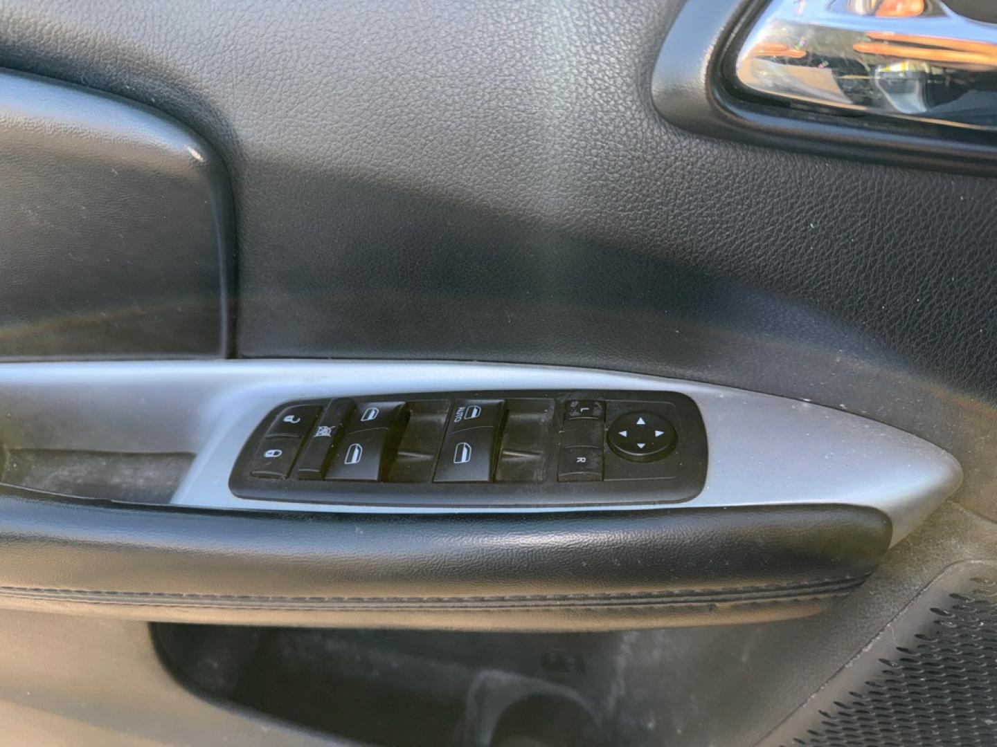 2018 GRAY DODGE JOURNEY SE (3C4PDCAB7JT) with an 2.4L engine, Automatic transmission, located at 1708 Broadway, Rockford, IL, 61104, (815) 397-5010, 42.252522, -89.069359- Photo#9