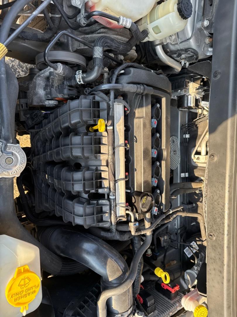 2018 GRAY DODGE JOURNEY SE (3C4PDCAB7JT) with an 2.4L engine, Automatic transmission, located at 1708 Broadway, Rockford, IL, 61104, (815) 397-5010, 42.252522, -89.069359- Photo#10