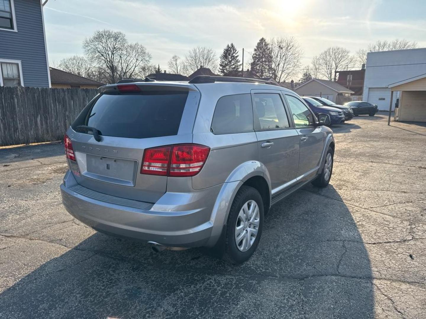2018 GRAY DODGE JOURNEY SE (3C4PDCAB7JT) with an 2.4L engine, Automatic transmission, located at 1708 Broadway, Rockford, IL, 61104, (815) 397-5010, 42.252522, -89.069359 - Photo#2