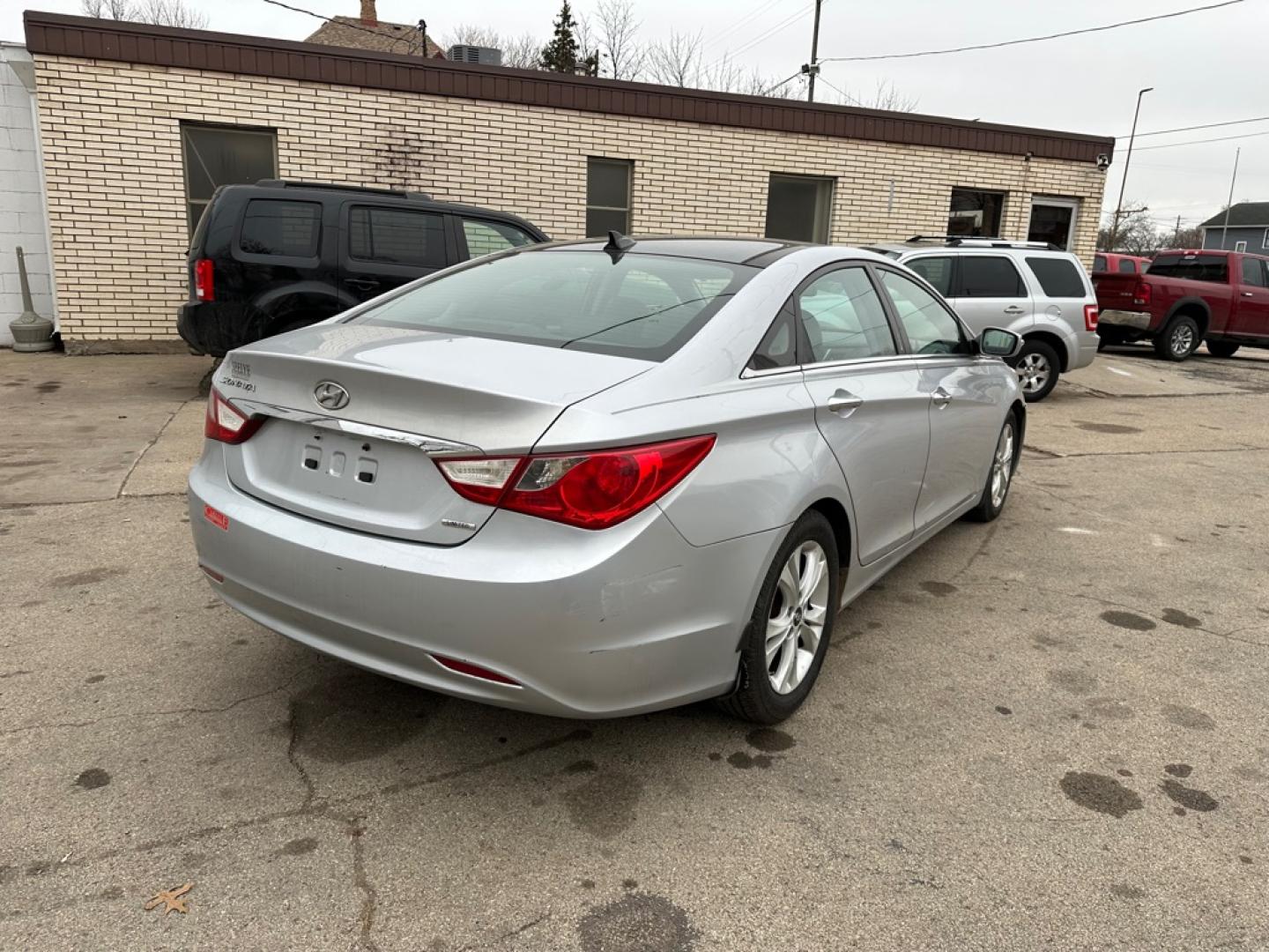 2012 SILVER HYUNDAI SONATA SE (5NPEC4AC7CH) with an 2.4L engine, Automatic transmission, located at 1708 Broadway, Rockford, IL, 61104, (815) 397-5010, 42.252522, -89.069359- Photo#2