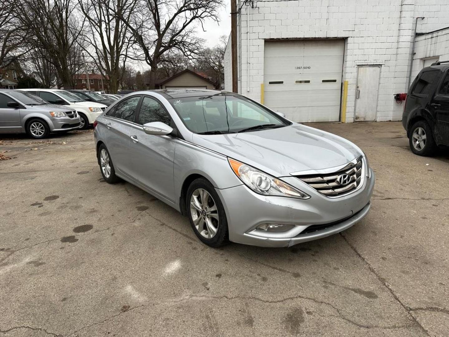 2012 SILVER HYUNDAI SONATA SE (5NPEC4AC7CH) with an 2.4L engine, Automatic transmission, located at 1708 Broadway, Rockford, IL, 61104, (815) 397-5010, 42.252522, -89.069359 - Photo#1
