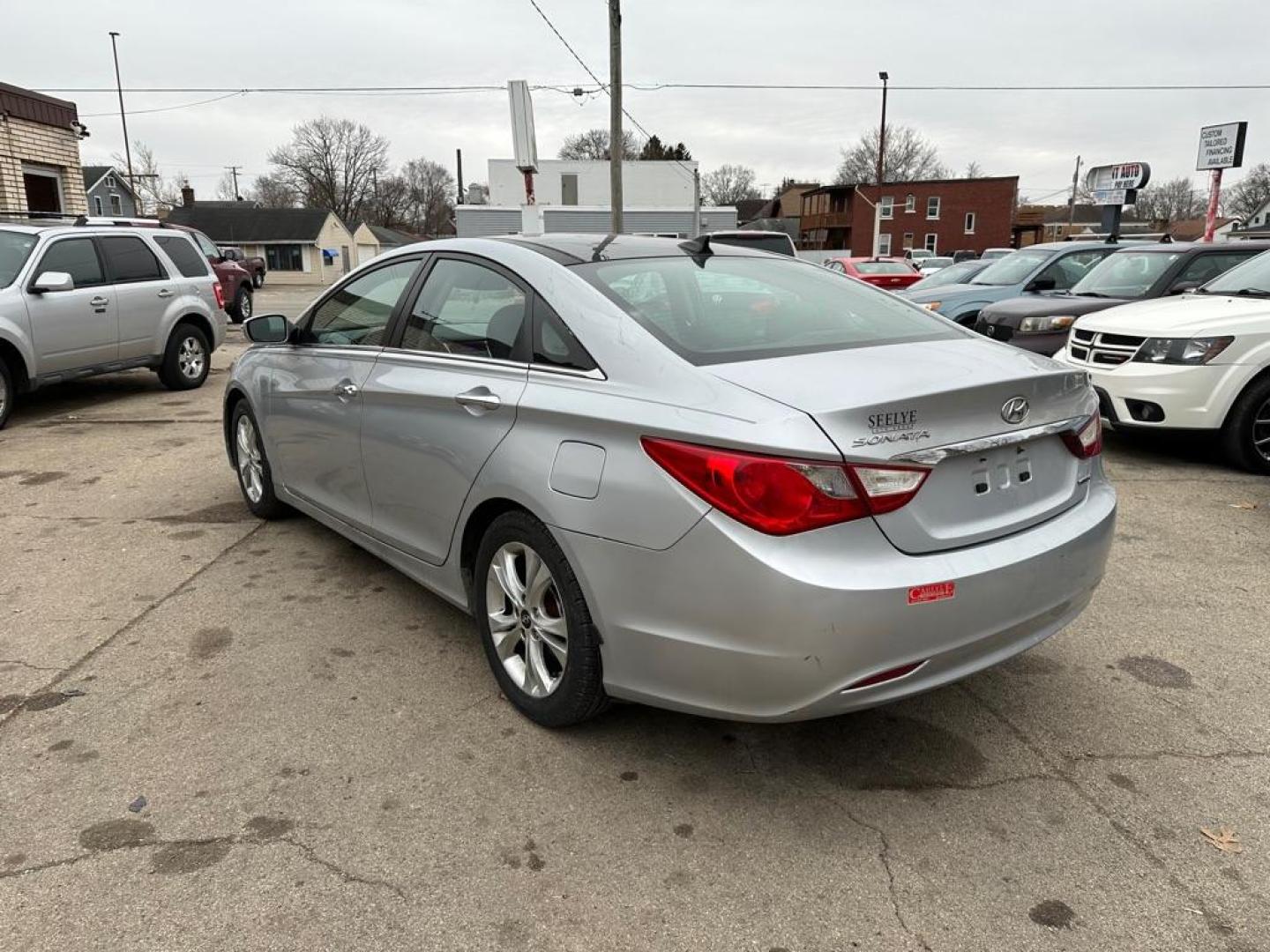 2012 SILVER HYUNDAI SONATA SE (5NPEC4AC7CH) with an 2.4L engine, Automatic transmission, located at 1708 Broadway, Rockford, IL, 61104, (815) 397-5010, 42.252522, -89.069359 - Photo#3