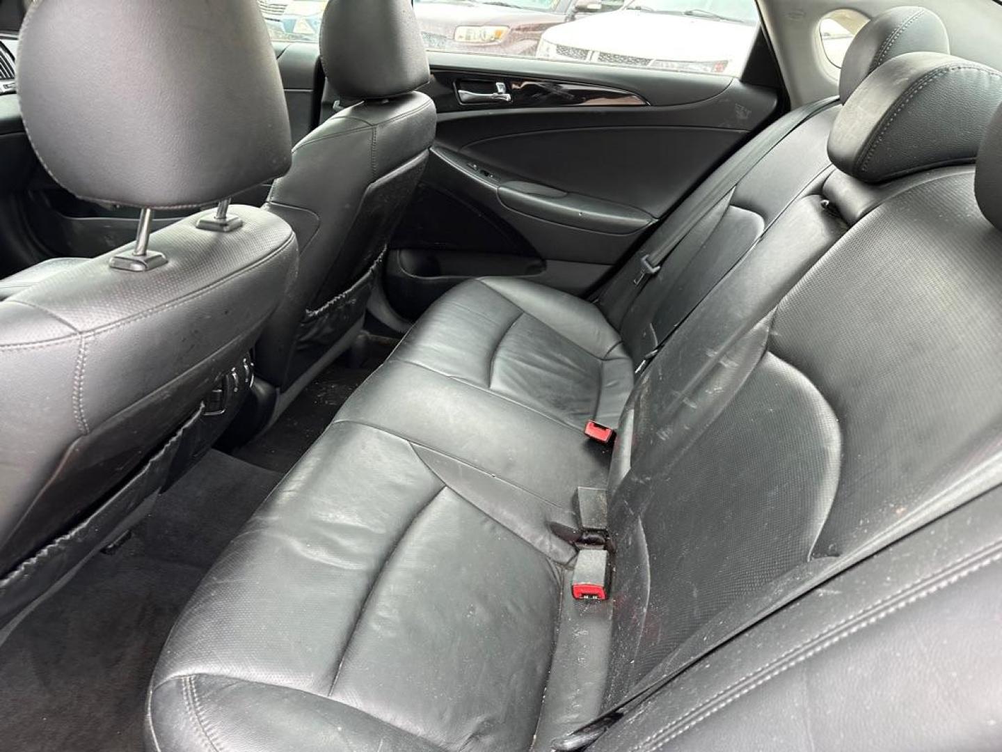 2012 SILVER HYUNDAI SONATA SE (5NPEC4AC7CH) with an 2.4L engine, Automatic transmission, located at 1708 Broadway, Rockford, IL, 61104, (815) 397-5010, 42.252522, -89.069359 - Photo#4