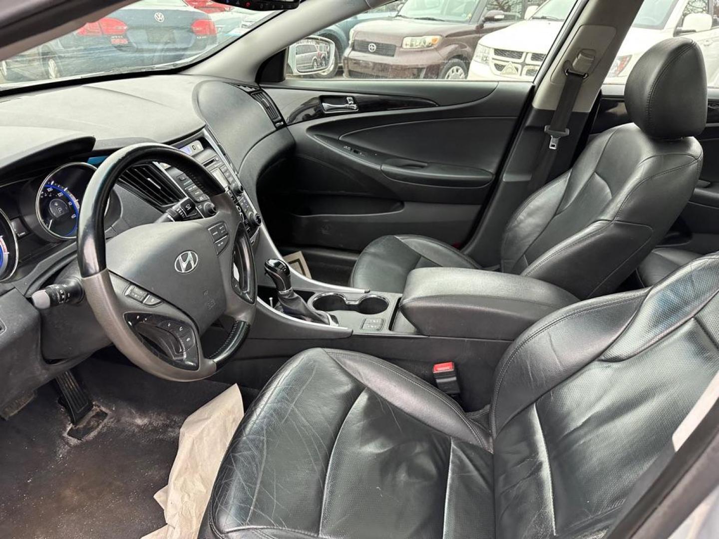 2012 SILVER HYUNDAI SONATA SE (5NPEC4AC7CH) with an 2.4L engine, Automatic transmission, located at 1708 Broadway, Rockford, IL, 61104, (815) 397-5010, 42.252522, -89.069359 - Photo#6