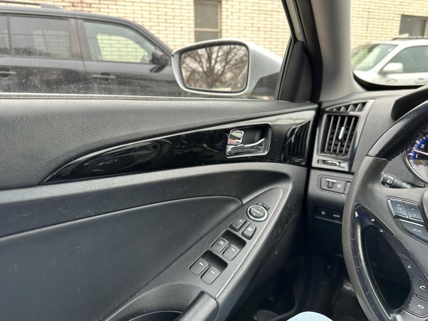 2012 SILVER HYUNDAI SONATA SE (5NPEC4AC7CH) with an 2.4L engine, Automatic transmission, located at 1708 Broadway, Rockford, IL, 61104, (815) 397-5010, 42.252522, -89.069359 - Photo#7