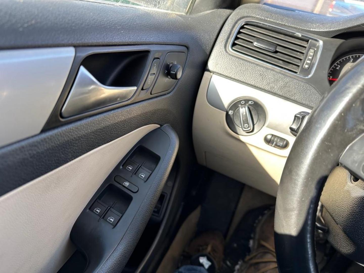 2011 BLUE VOLKSWAGEN JETTA SEL (3VWLX7AJ2BM) with an 2.5L engine, Automatic transmission, located at 1708 Broadway, Rockford, IL, 61104, (815) 397-5010, 42.252522, -89.069359 - Photo#9
